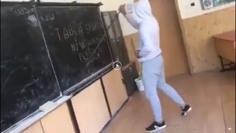 Tablă spartă de un elev la Liceul Gheorghe Asachi (video)