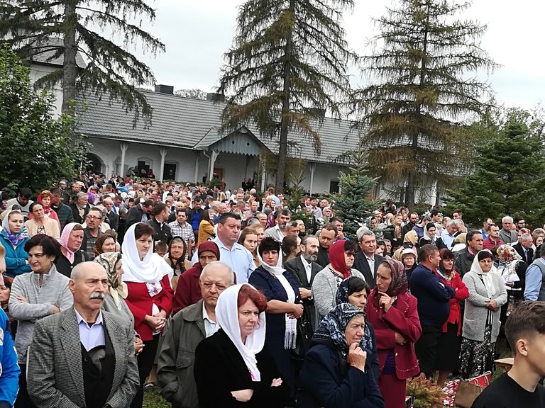 Uniţi în credinţă – Mare de credincioşi la Mănăstirea Vorona
