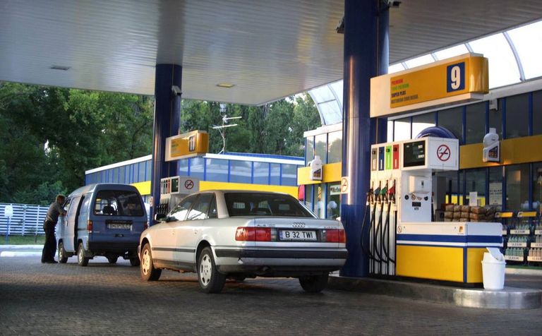 Jumătate din preţul combustibililor ajunge la stat