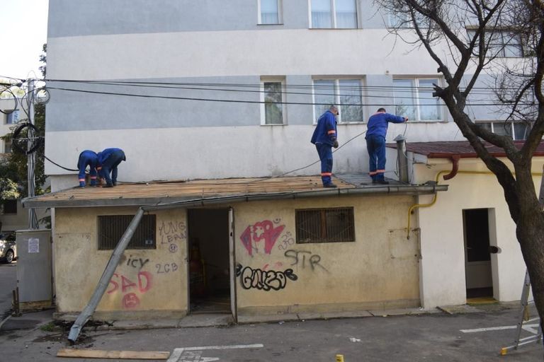 Muncitorii DSPSA au demolat o construcţie în zona Octav Onicescu