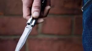 Suceava: Polițist atacat pe la spate cu un cuțit