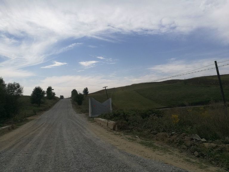 Drumuri sub blestemul contestațiilor