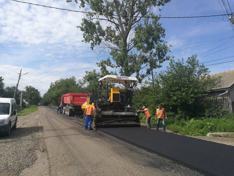 A început asfaltarea drumurilor Manoleasa – Zahoreni – Borolea şi Corlăteni – Dimăcheni