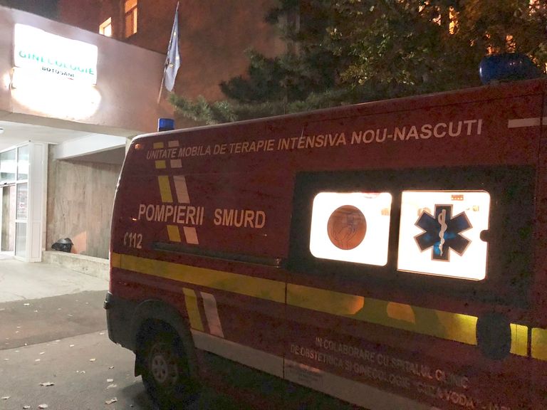 Bebeluș trimis la Iași cu o ambulanță specială
