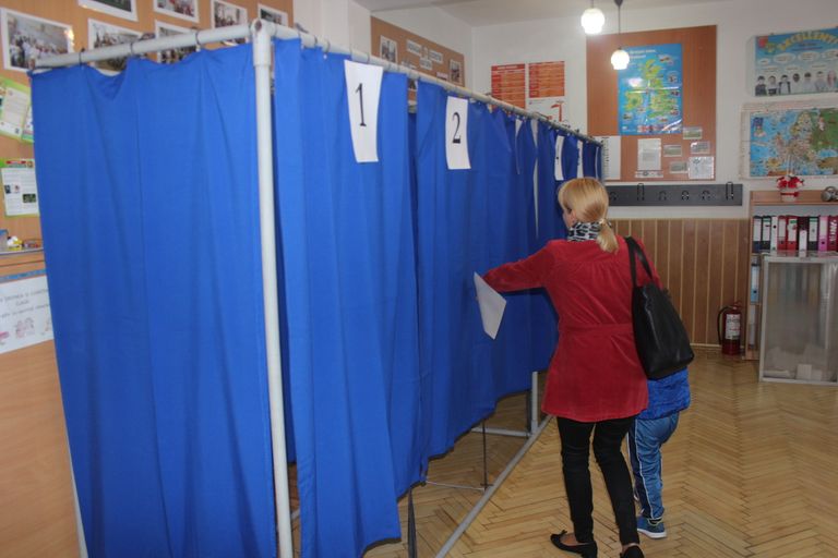 Prezenţa la vot la ora 16. Secţii de votare pustii