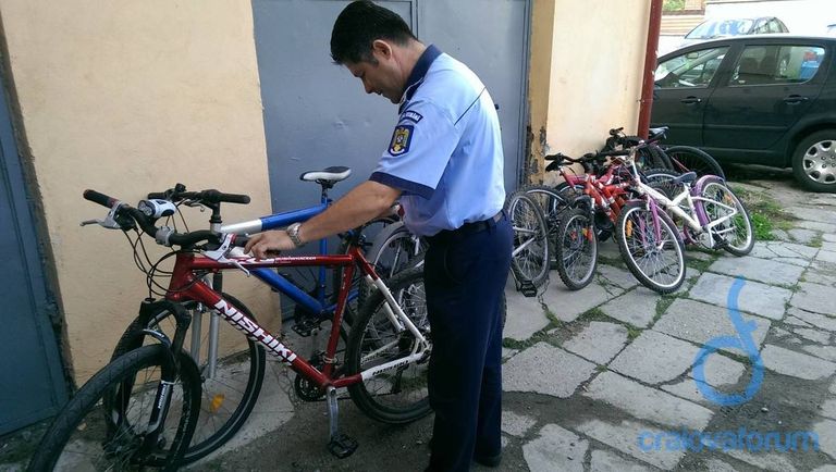 Hoţ de biciclete dat în vileag de poliţişti