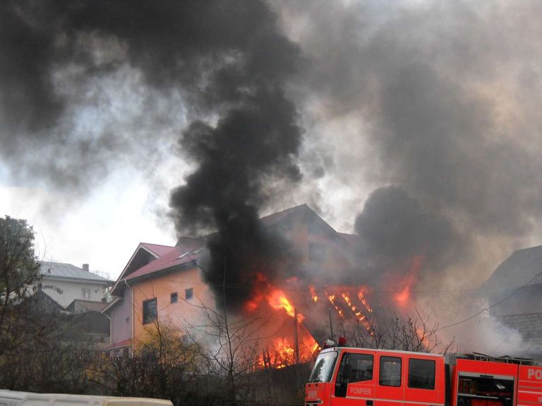 Casă incendiată, după o dispută de la moştenire