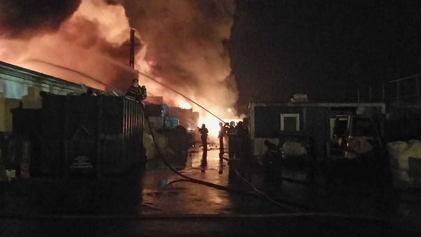 Ilfov: Incendiu violent la un depozit de materiale de construcții