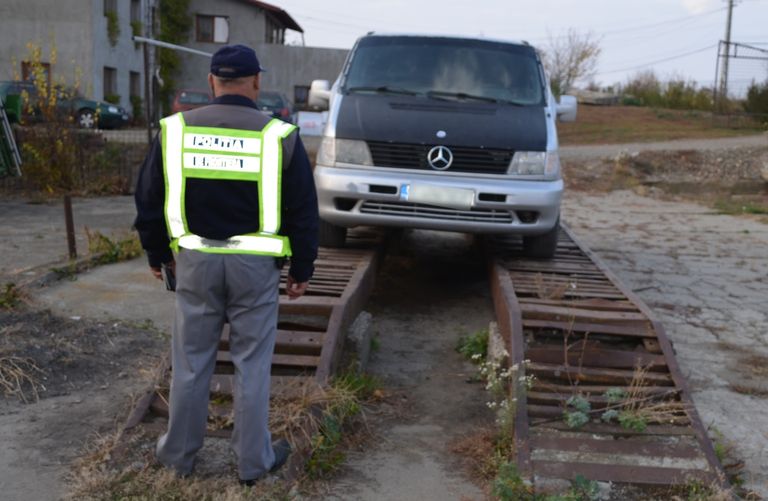 Mercedes Vito neînmatriculat descoperit la Dersca