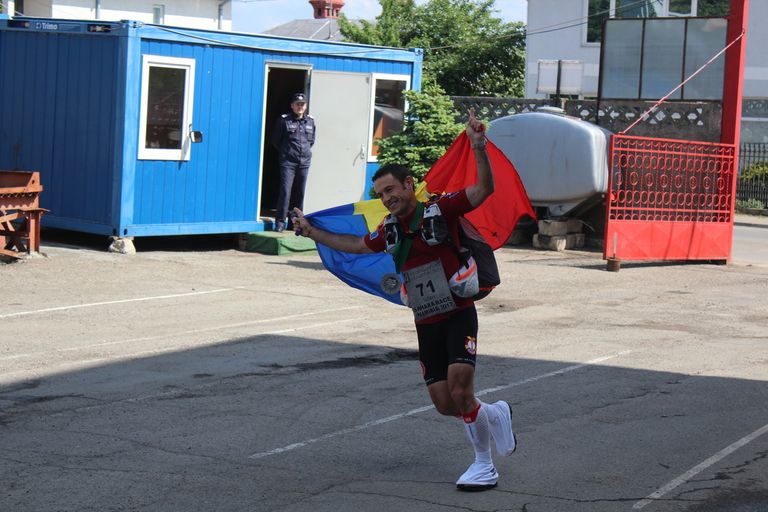 Iulian Rotariu duce drapelul la Polul Sud