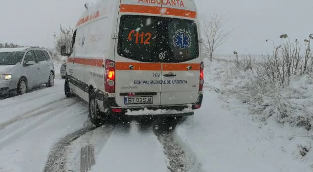 Cum intervin ambulanţele atunci când prima ninsoare îi ia din nou prin surprindere pe cei de la deszăpezire.