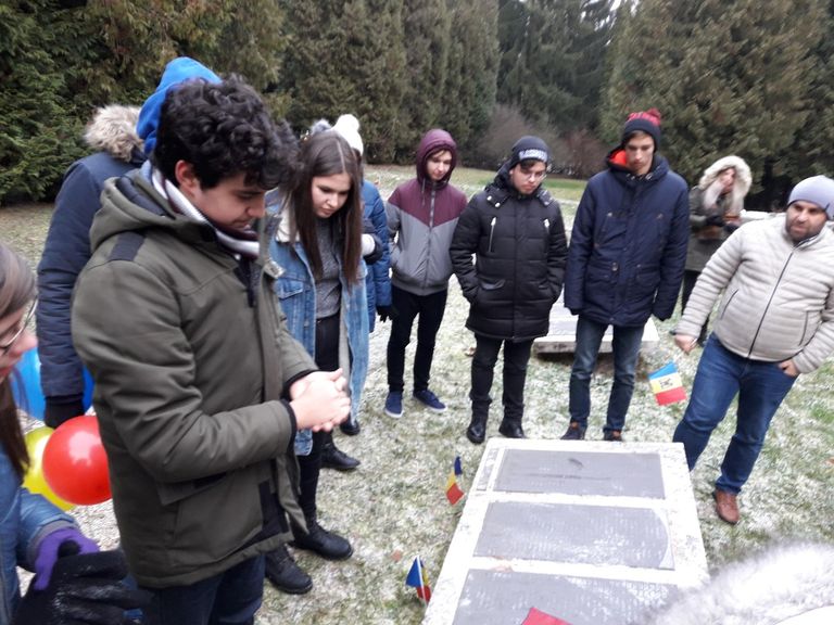 Mesajul României Centenare depus de „Laurian” în cel mai mare cimitir militar românesc din afara ţării