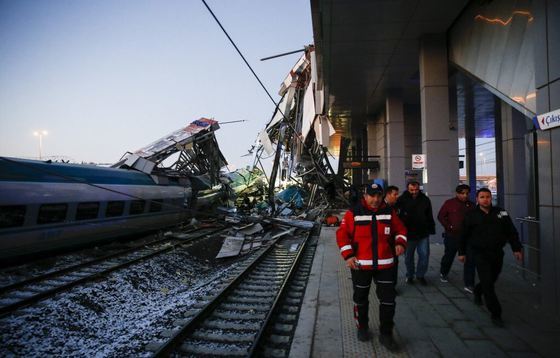 Două trenuri de mare viteză s-au ciocnit în Turcia. Patru morţi şi peste 40 de răniţi