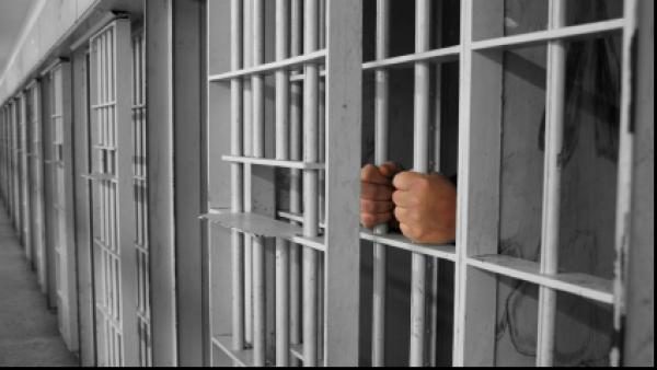 Angajat al Penitenciarului Rahova, reținut când primea 12.000 de euro ca să ducă droguri și telefoane în închisoare