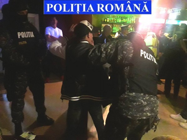 Client amenințat cu un cuțit într-un local din Botoșani. Atacatorul a fost reținut de polițiști
