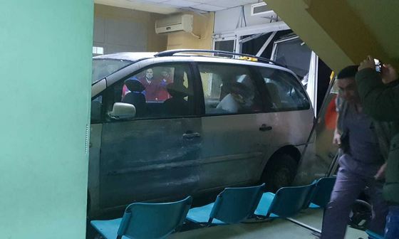 Un bărbat a intrat în spitalul din Craiova cu maşina