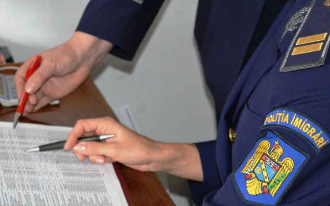 Tânără din Republica Moldova amendată de polițiștii de la Imigrări