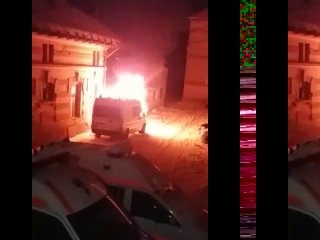 Ambulanța care a luat foc în curtea instituției, după ce a fost parcată.