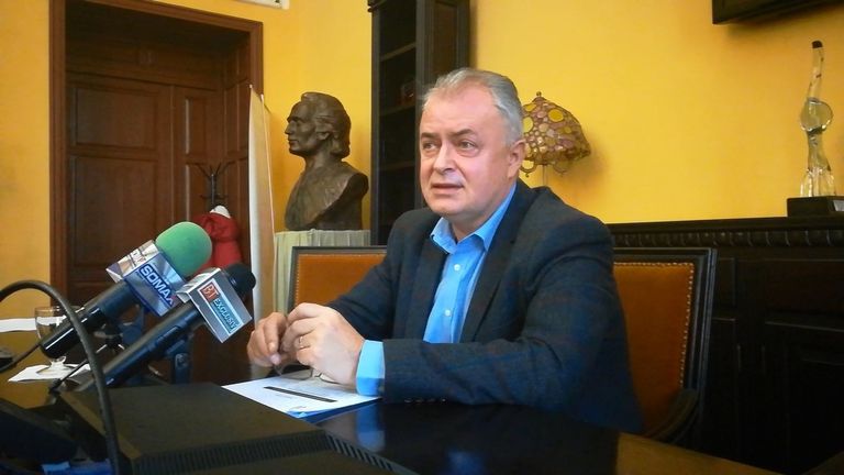 Primarul municipiului Botoşani acuză că, în bugetul promis de guvern, în loc de lapte şi miere este fiere.