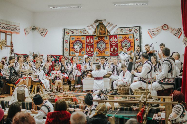 Şezătorile iernii  în comuna George Enescu – pământ binecuvântat al culturii şi tradiţiilor
