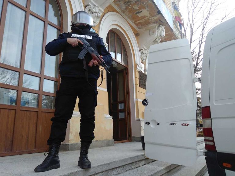 Tezaur naţional păzit cu pistoalele de jandarmi