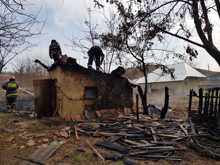 Incendiile de vegetaţie continuă să ameninţe gospodăriile (VIDEO)