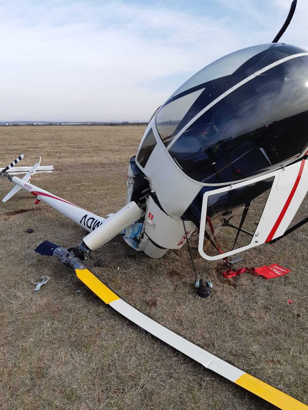 Accident aviatic în Prahova: Un elicopter şcoală a aterizat forţat