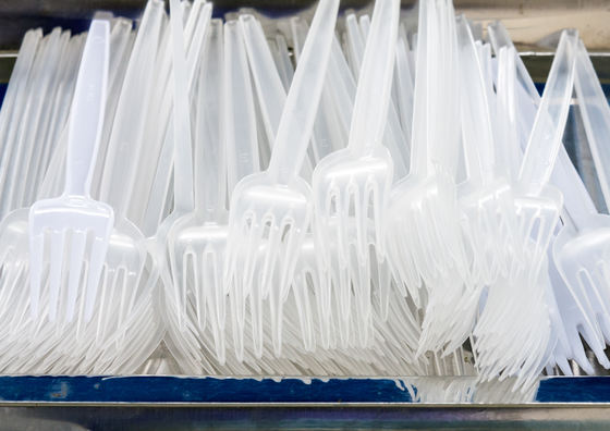 Guvernul adoptă miercuri ordonanța anti-plastic. Ce produse din plastic nu vor mai fi găsite în magazine
