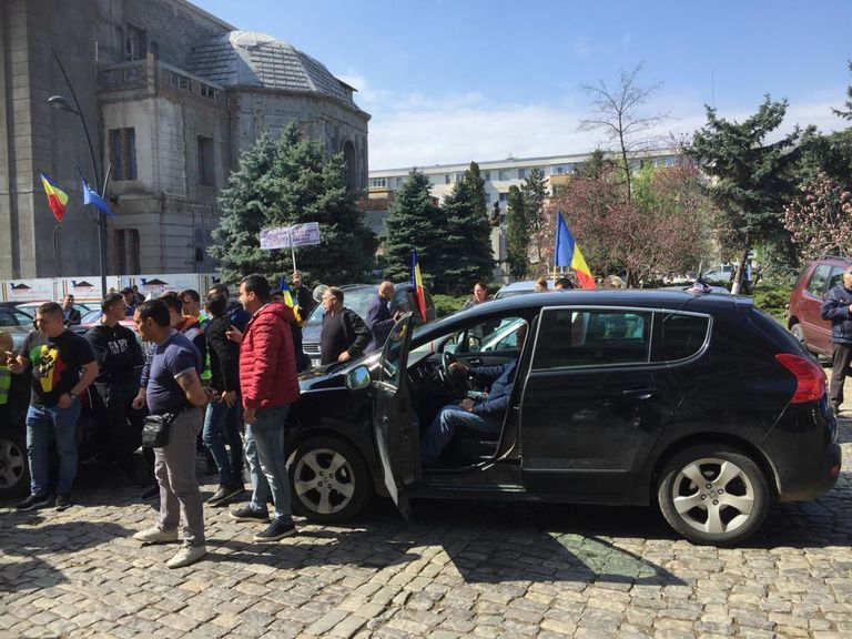 Răscoală pentru drumuri (foto – video) – UPDATE