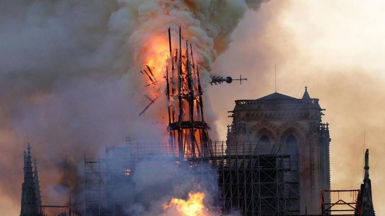 Incendiu la Notre-Dame. Pompierii anunță că focul a fost stins complet