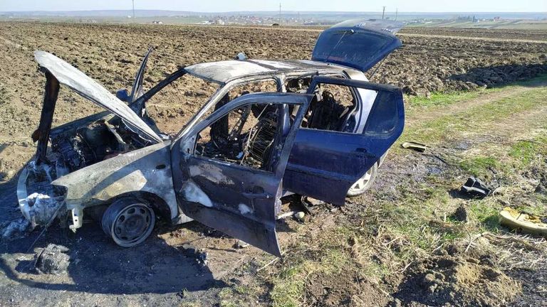 A vrut să stingă un incendiu, dar s-a ales cu maşina distrusă