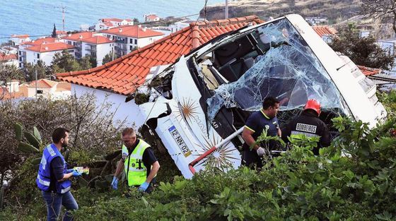 Autocar prăbuşit în prăpastie în Portugalia. Cel puţin 29 de persoane au murit