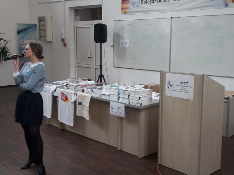 O tânără botoşăneancă angajată a Comisiei Europene s-a întors acasă cu zeci de cutii de cadouri