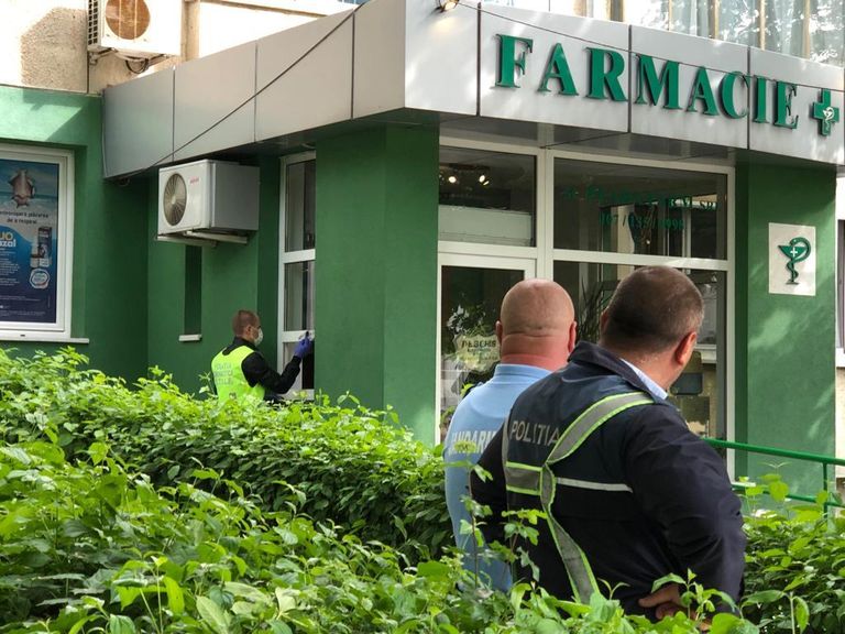 Farmacie prădată în noapte. Hoţii au intrat pe geam