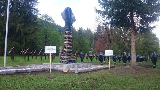Crucile românilor din cimitirul eroilor din Valea Uzului, acoperite cu saci negri de plastic