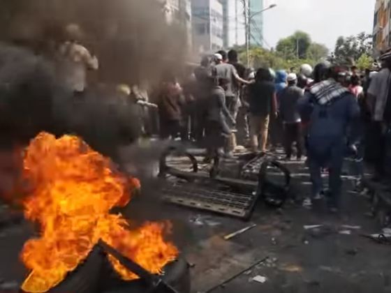 Confruntări masive de stradă la Jakarta, soldate cu morţi