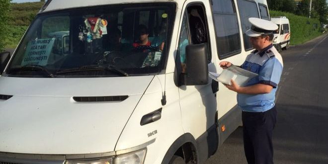Șofer amendat după ce a fost prins cu microbuzul ticsit de călători, fără bilet