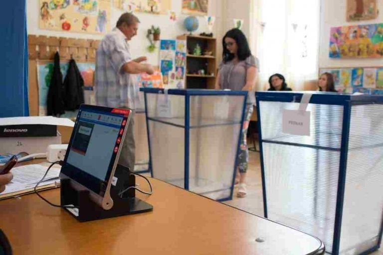 Operatorul de calculator, singurul care poate întreba alegătorul pentru ce scrutin votează