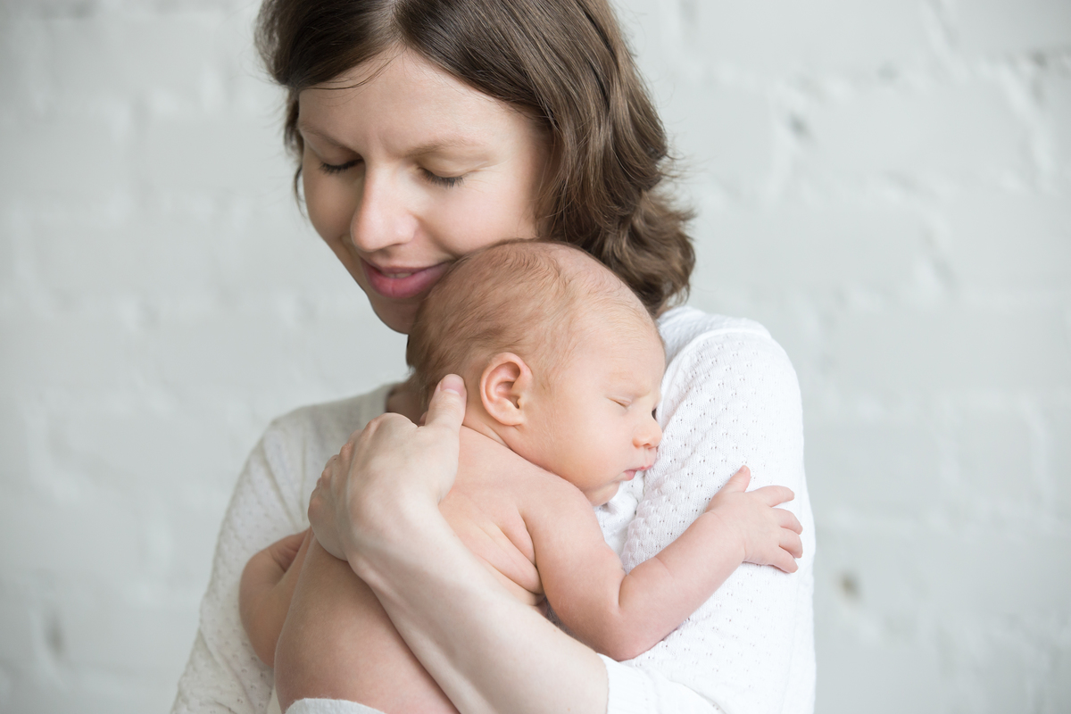 Женщина с младенцем фото