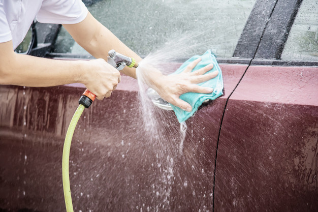 5 sfaturi pentru a-ţi spăla singur maşina acasă