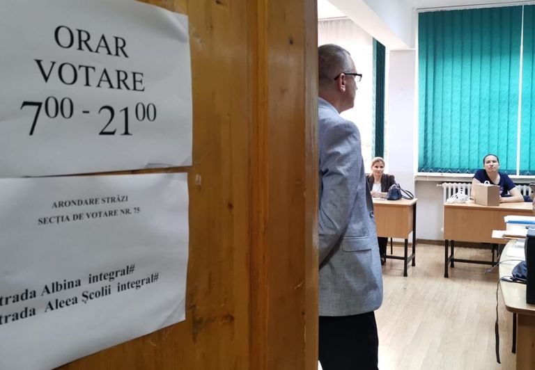 S-au deschis secțiile de votare
