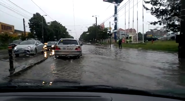 Ploaia de sâmbătă a inundat Calea Naţională.
