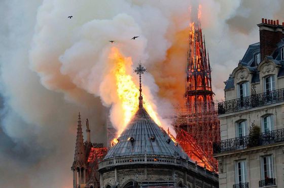 A fost oficiată prima slujbă după incendiul de la Catedrala Notre-Dame