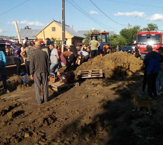 Muncitorii prinşi sub un mal de pământ în Suceava: Unul dintre bărbaţi a murit