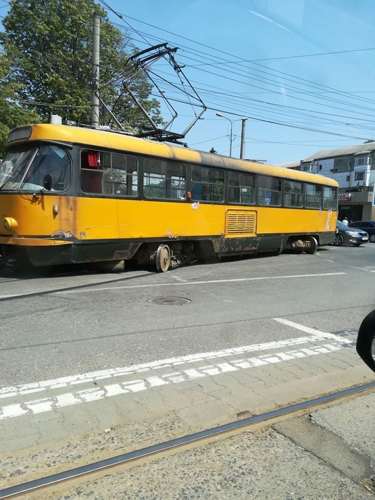Tramvai sărit de pe şine în capătul traseului 102, problema a fost rezolvată după două ore