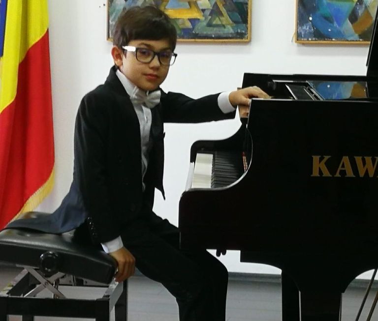 Performanţă de excepţie pentru un tânăr pianist botoşănean