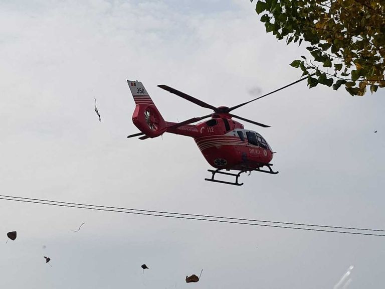 Pacientă în stare gravă trimisă cu elicopterul la Iaşi (video)