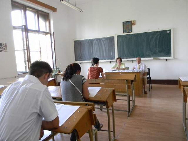 Ministerul Educaţiei îi premiază pe elevii care au obţinut media maximă la examenele naţionale