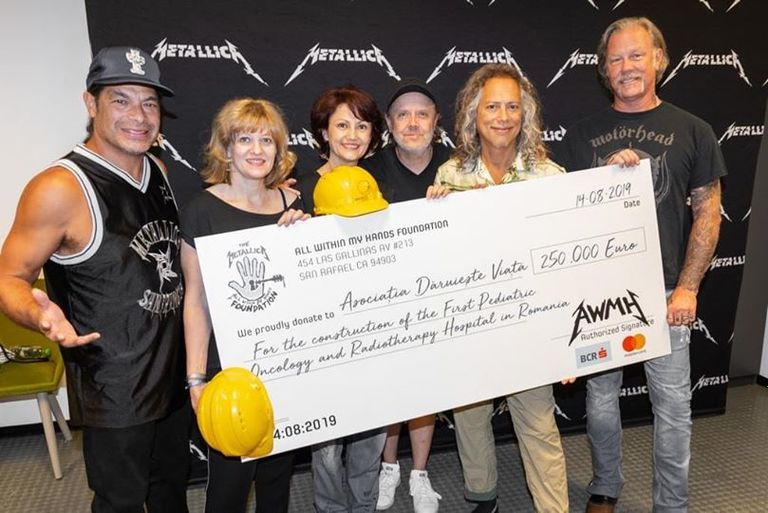 Trupa Metallica, donație de 250.000 de euro pentru spitalul construit de „Dăruiește viața”