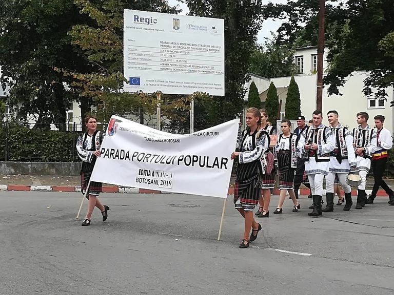 Parada fanfarelor şi a portului popular în municipiul Botoşani (foto, video)